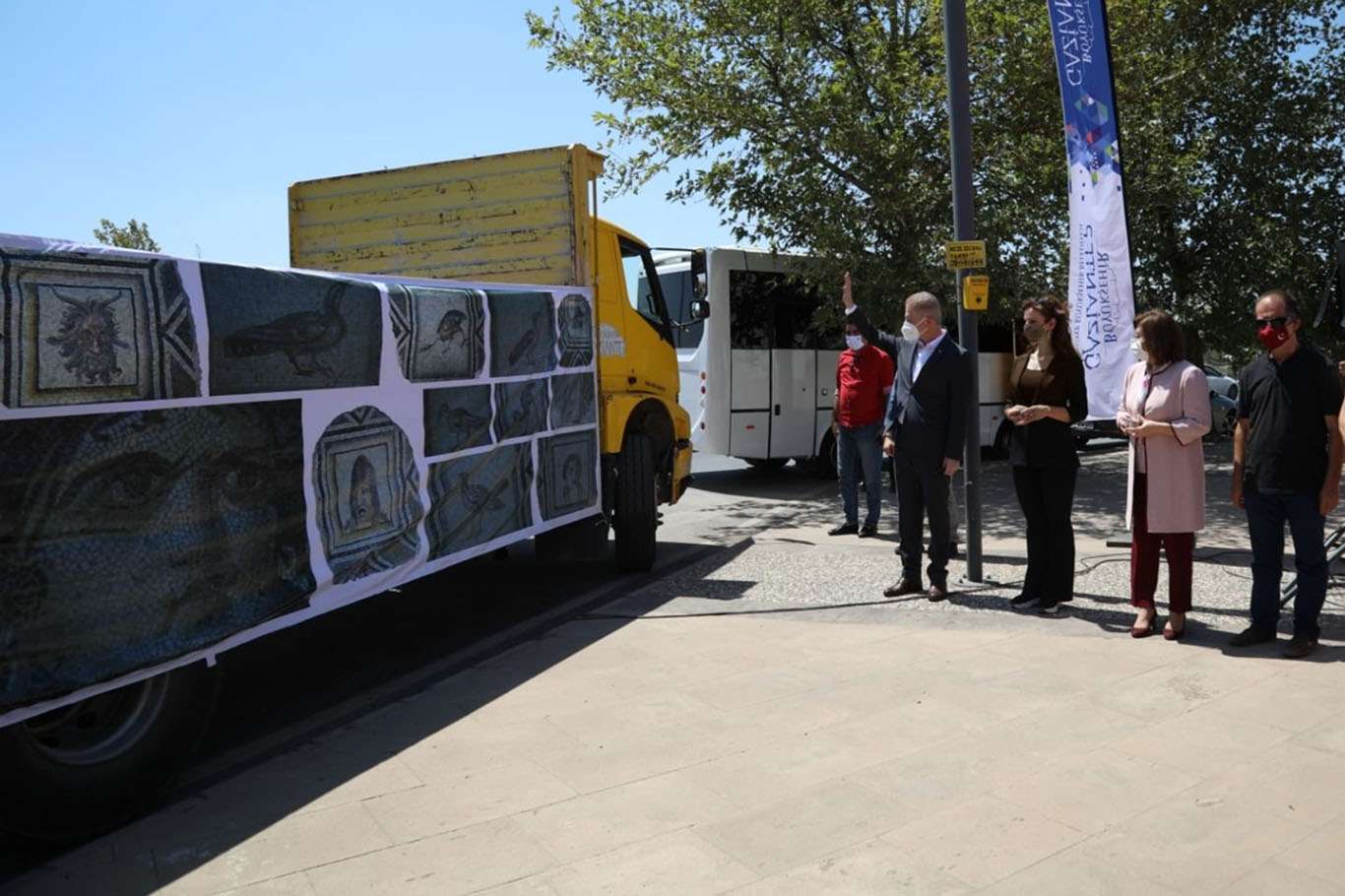 Çingene kızı mozaiğinin replikaları ABD’ye gönderildi Çingene kızı mozaiğinin replikaları ABD’ye gönderildi